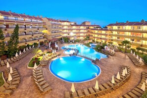 Outdoor pool, pool umbrellas, sun loungers - Hovima Jardín Caleta (Adeje)