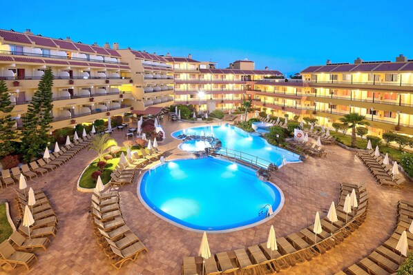 Piscine extérieure, parasols de plage, chaises longues