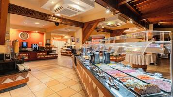 Se sirven desayunos, cenas y cocina internacional