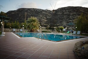 2 piscinas al aire libre, sombrillas, sillones reclinables de piscina