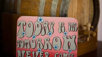 Een motiverende bord met de tekst 'TODAY IS THE TOMORROW NEVER SOMES' voor een houten vat.