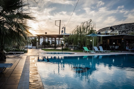 2 piscinas al aire libre, sombrillas, sillones reclinables de piscina. Matala Dimitris Villa