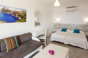 Caja fuerte, espacio para trabajar con un portátil, wifi y ropa de cama
