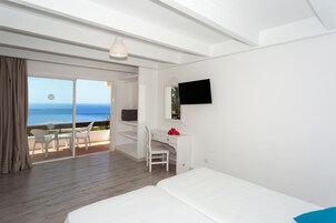 Caja de seguridad en la habitación y espacio para trabajar con laptop