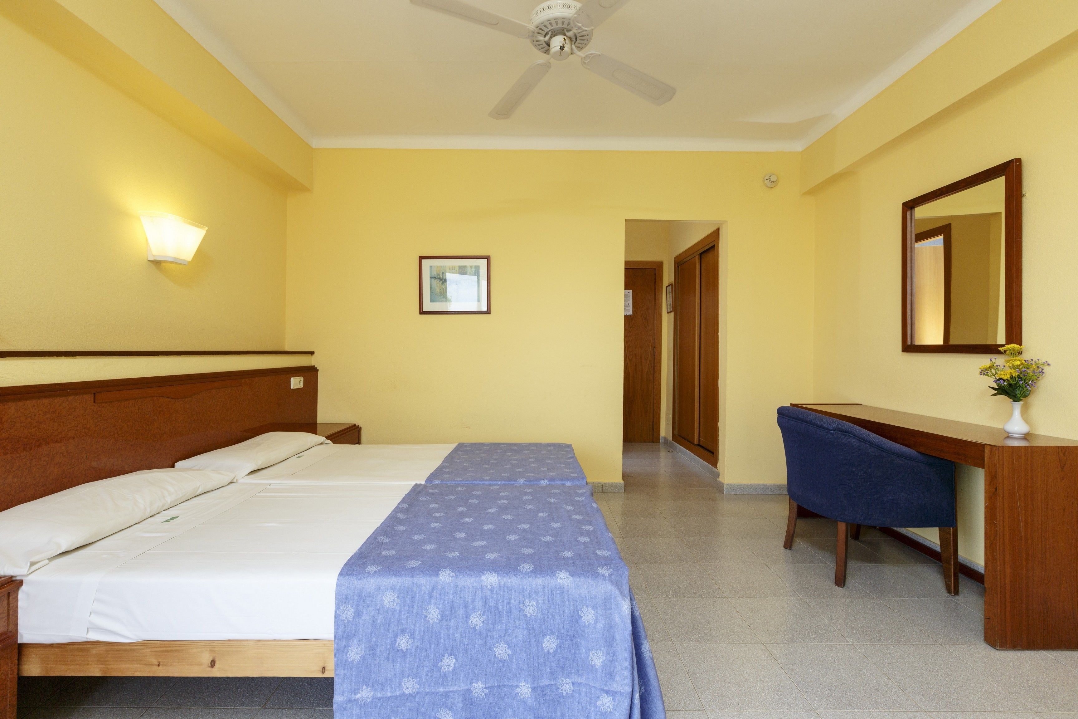 in-room safe, desk, laptop workspace, blackout curtains