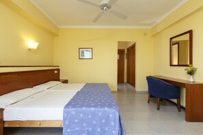خزنة داخل الغرفة ومكتب ومساحة عمل للكمبيوتر المحمول وستائر تعتيم
