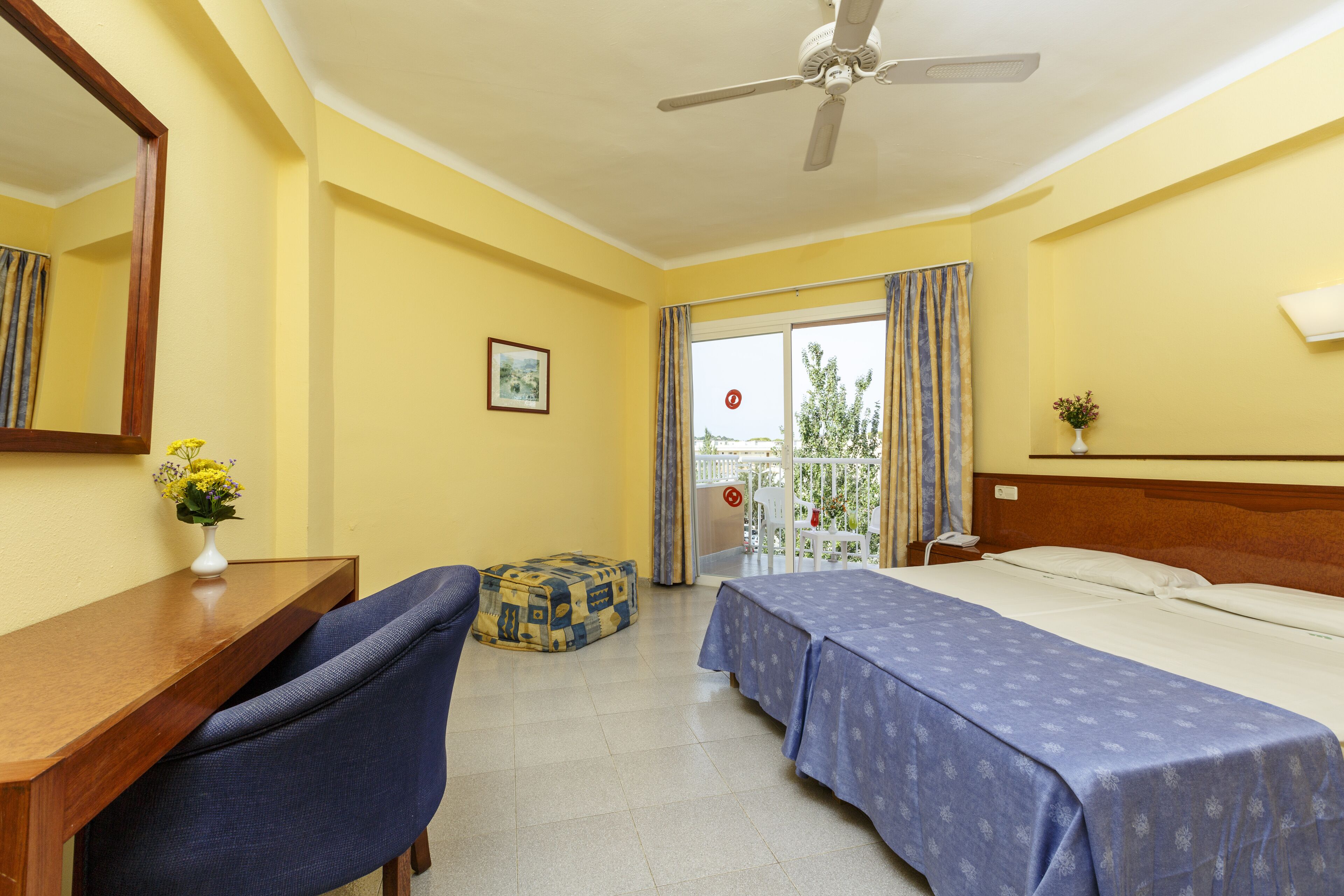 in-room safe, desk, laptop workspace, blackout curtains