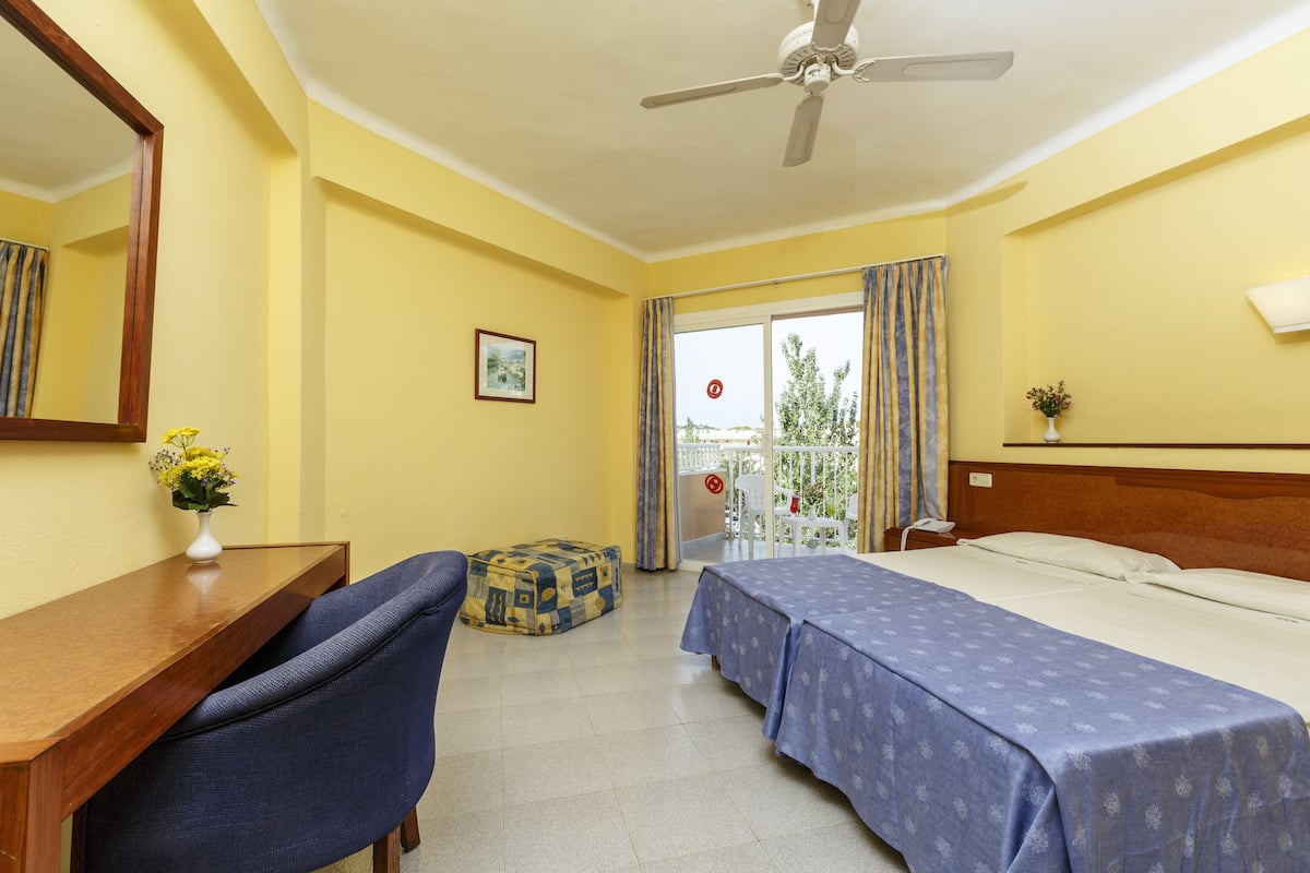 in-room safe, desk, laptop workspace, blackout curtains