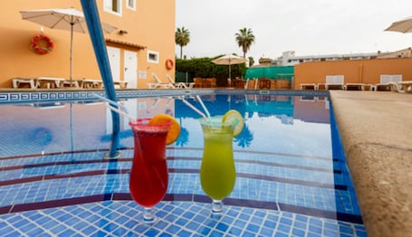 Außenpool, Sonnenschirme, Liegestühle. Hotel Golf Beach