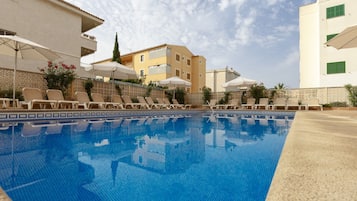 Piscine extérieure, parasols de plage, chaises longues