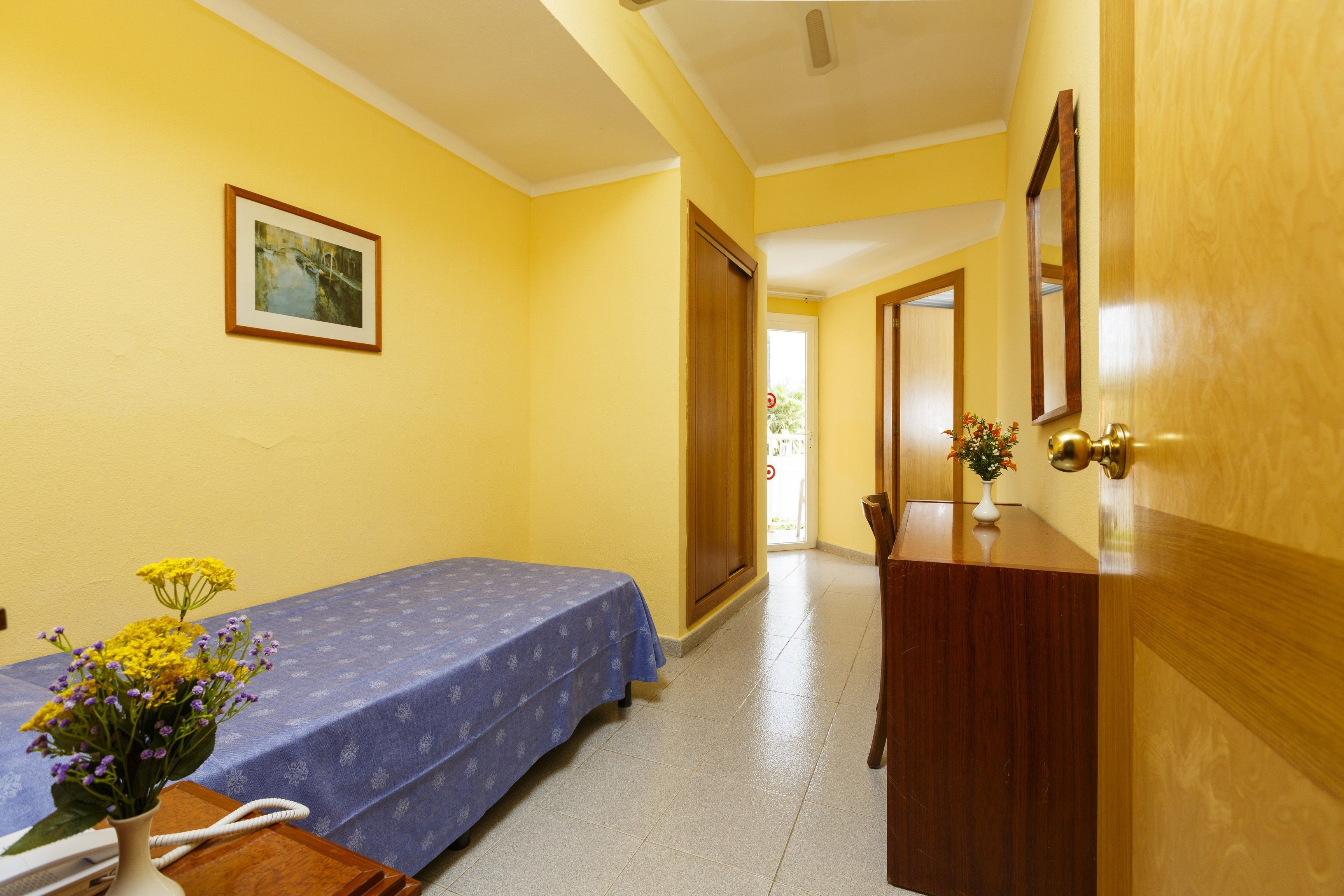 in-room safe, desk, laptop workspace, blackout curtains