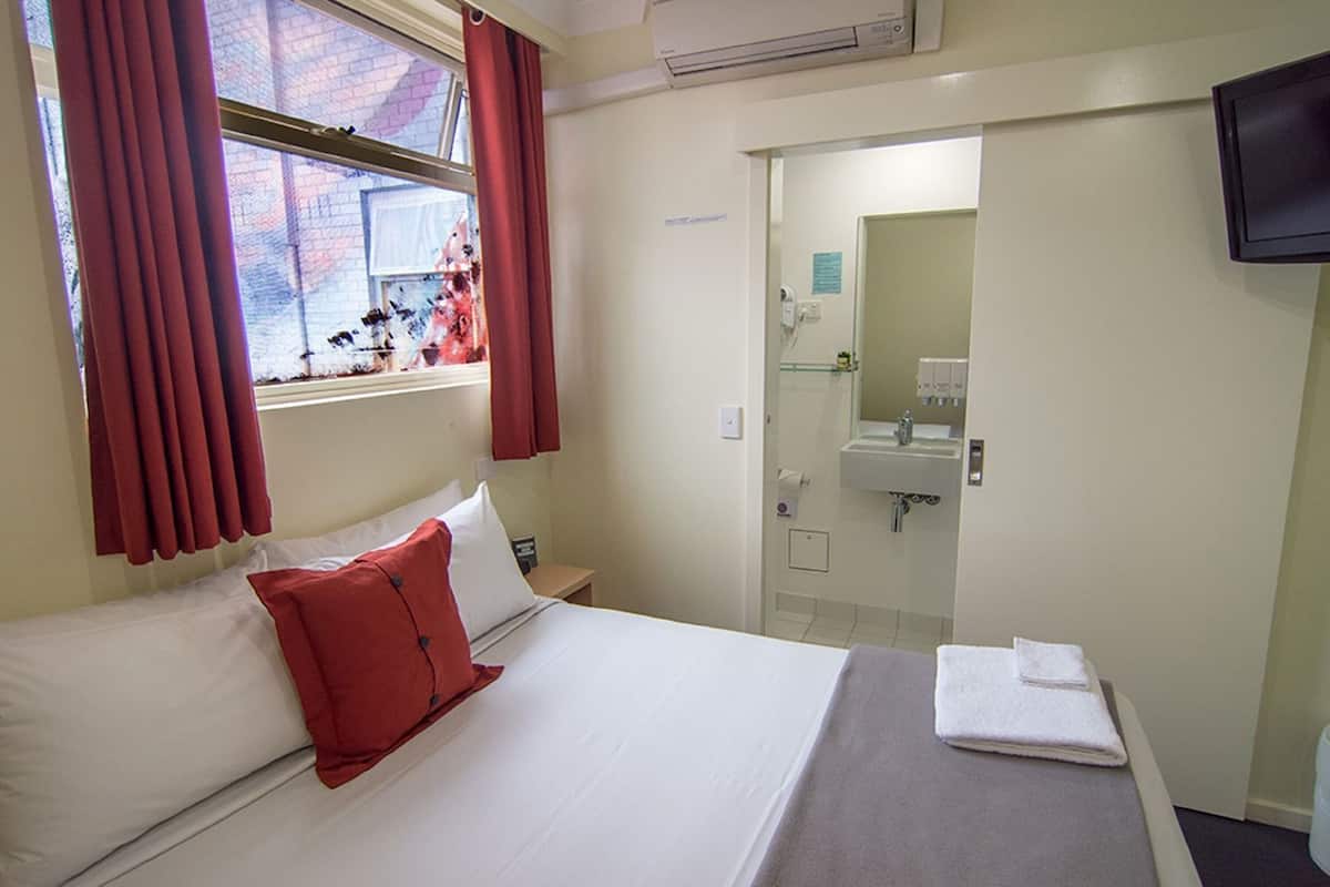 房內夾萬、免費 Wi-Fi、床單