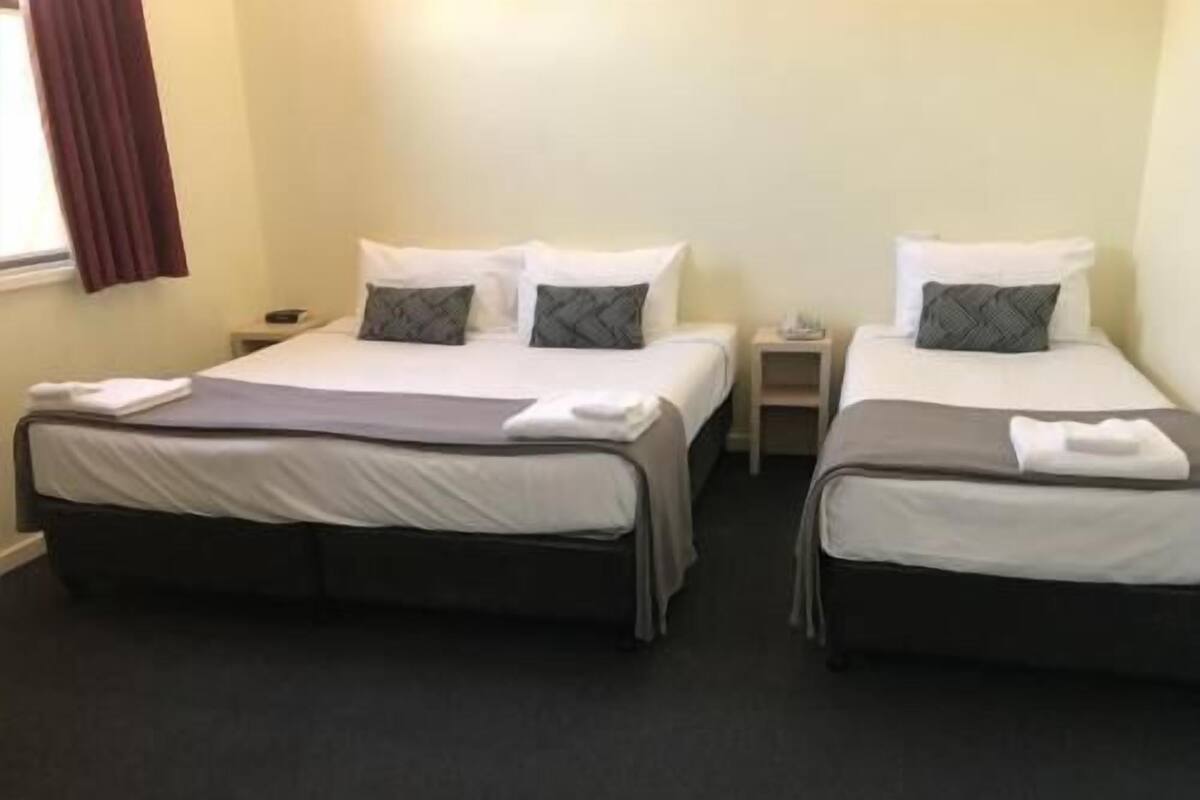 房內夾萬、免費 Wi-Fi、床單