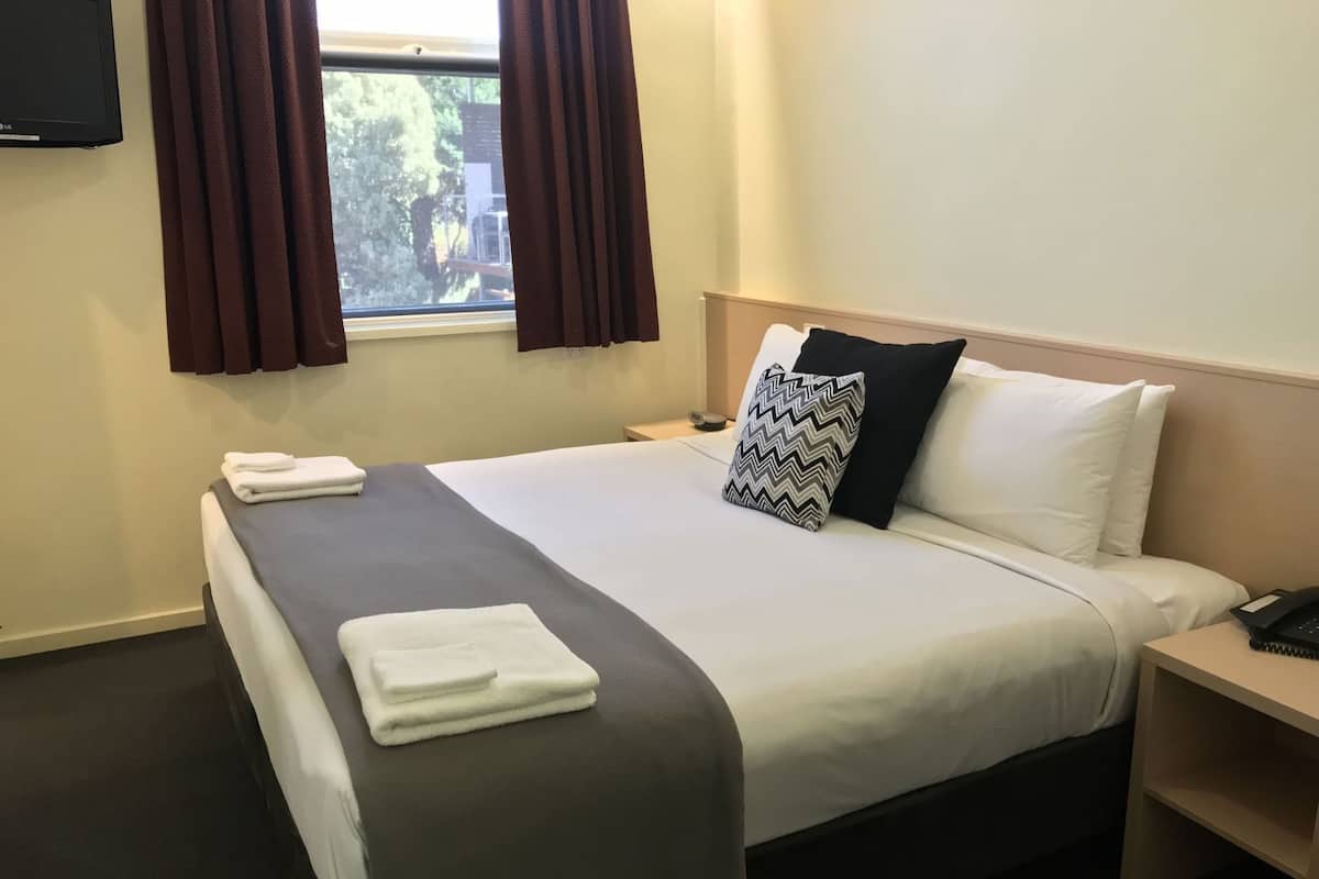 房內夾萬、免費 Wi-Fi、床單