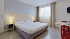 A hotel room with a bed, bedside tables with lamps, a desk with a chair, and a TV on the wall. - City Residence Aix En Provence (Aix-en-Provence)