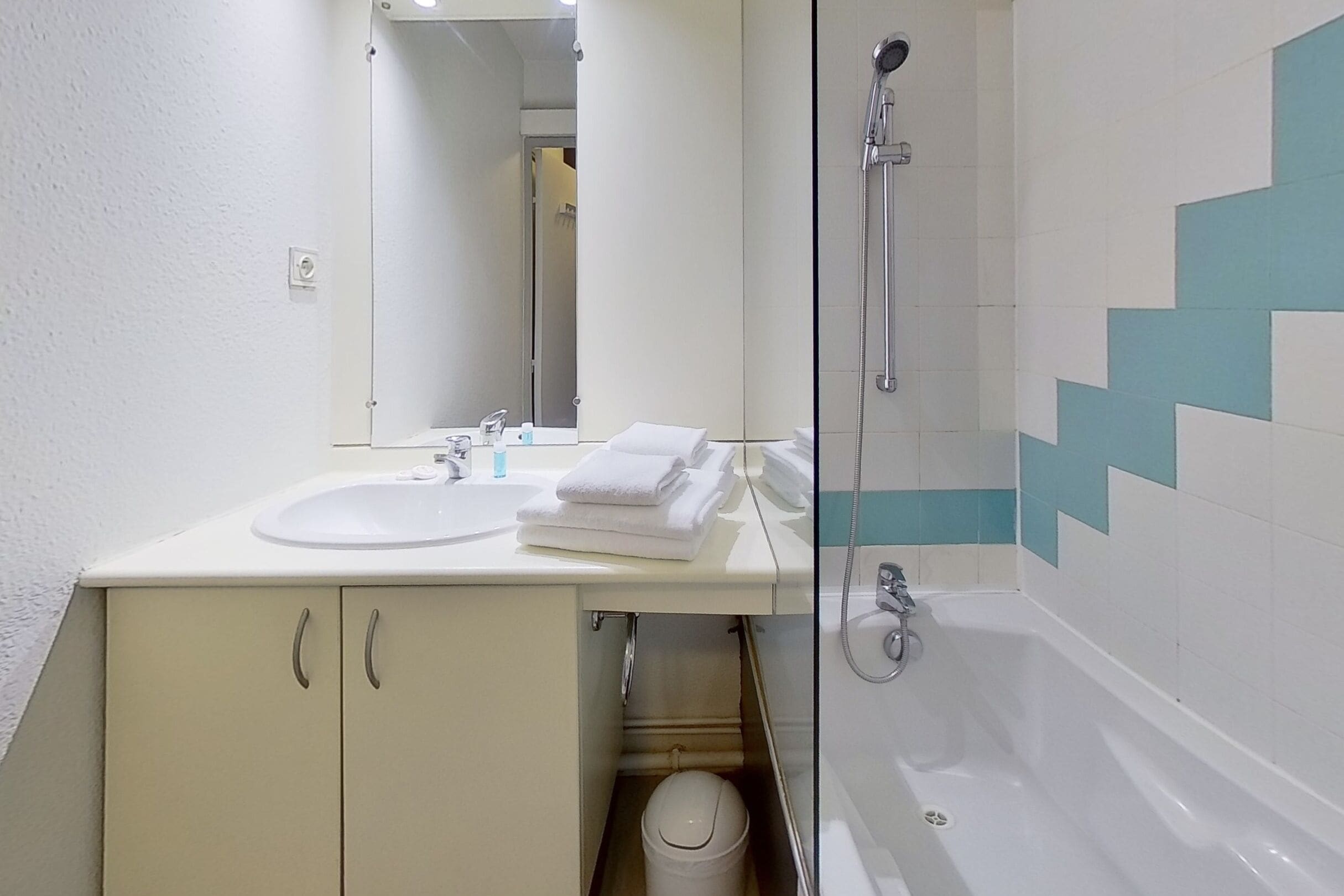 Bathtub, free toiletries, hair dryer, towels