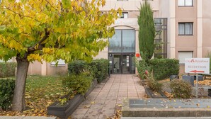 A building with a reception area, a tree with yellow leaves, and a sign indicating 'City Residence Reception'. - City Residence Aix En Provence (Aix-en-Provence)