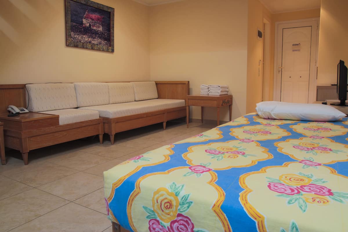 In-room safe, blackout curtains, soundproofing