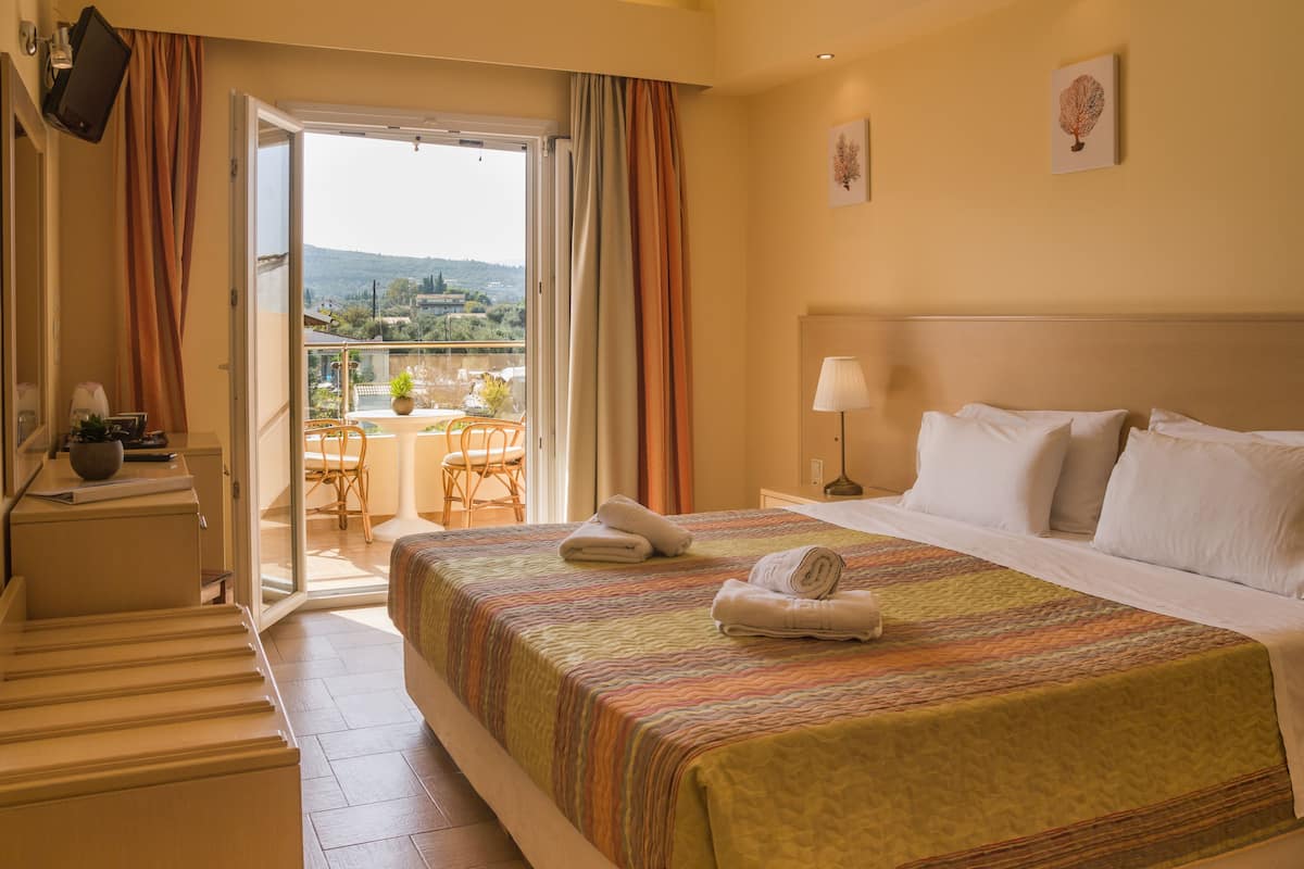 In-room safe, blackout curtains, soundproofing