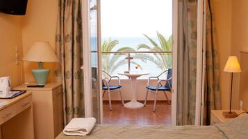 Habitación superior, vista al mar | Caja de seguridad en la habitación, cortinas blackout y insonorización