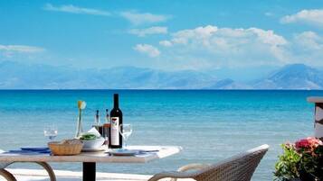 Se sirven desayunos, comidas y cenas con vista a la playa