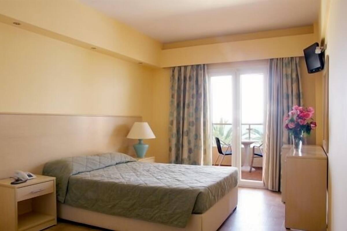 In-room safe, blackout curtains, soundproofing