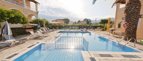 Outdoor pool, pool umbrellas, sun loungers