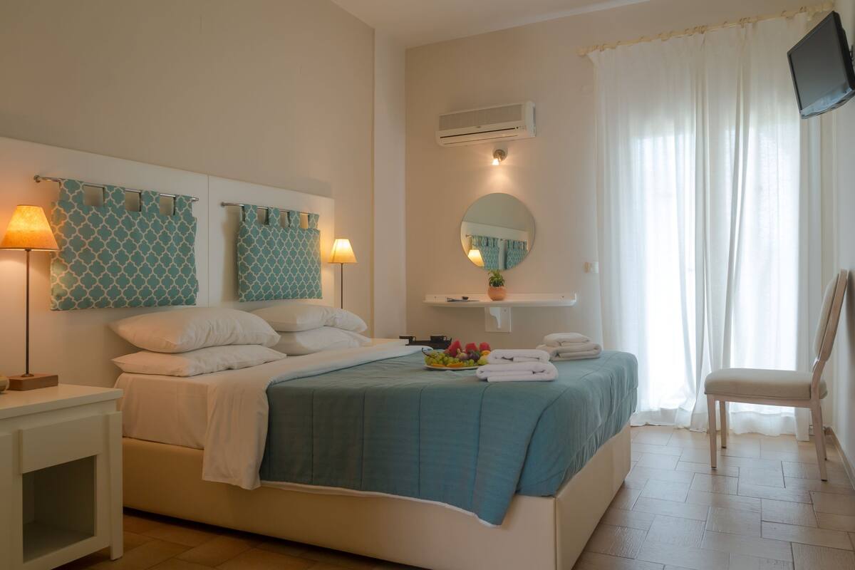 In-room safe, blackout curtains, soundproofing