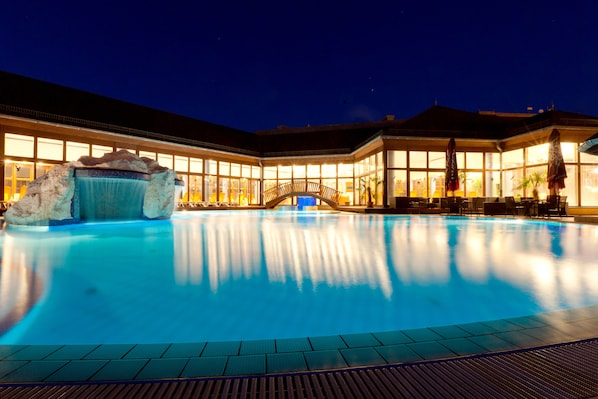 6 piscines couvertes, piscine extérieure (ouverte en saison)