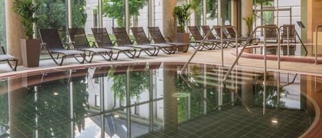 6 piscinas techadas, una piscina al aire libre de temporada, sombrillas