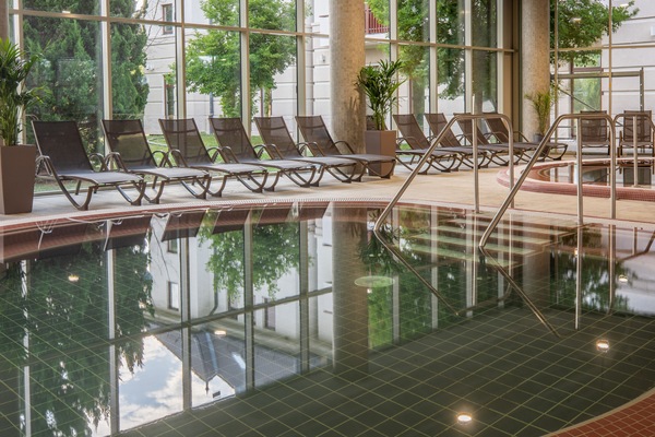 6 Innenpools, Außenpool (je nach Saison geöffnet), Sonnenschirme