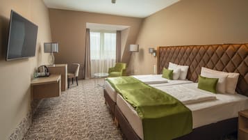 Habitación estándar doble | Minibar, caja fuerte, mobiliario individual y escritorio