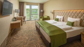 Chambre Double Supérieure, balcon, vue golf | Minibar, coffres-forts dans les chambres, ameublement personnalisé