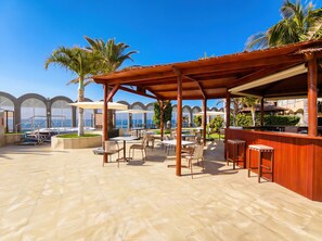 Poolside bar - Hotel San Agustin Beach Club (San Bartolomé de Tirajana)