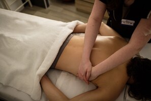 Sauna, tina de hidromasaje, baño de vapor y tratamientos corporales