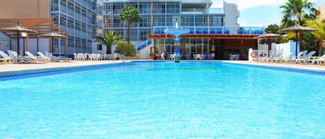 Piscine extérieure, parasols, chaises longues