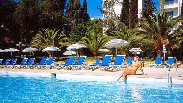 Outdoor pool - Golden Arches hotel (Limassol)