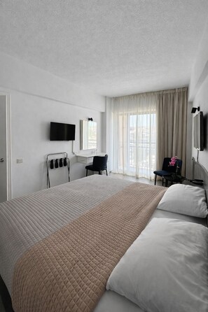 In-room safe, desk, blackout drapes, free WiFi - Navarria Hotel (Limassol)