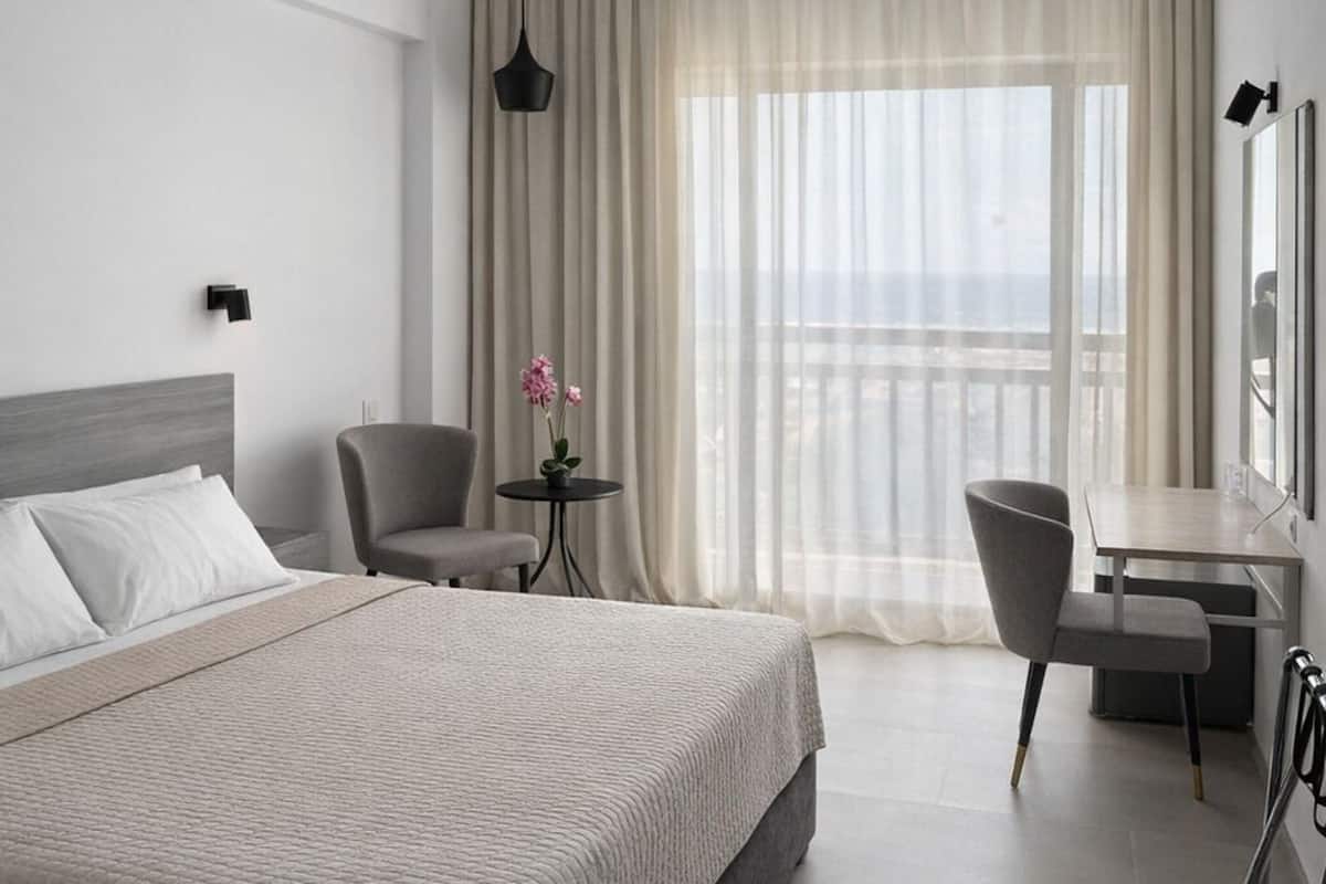 Työpöytä, ilmaiset vauvansängyt, ilmainen Wi-Fi, vuodevaatteet