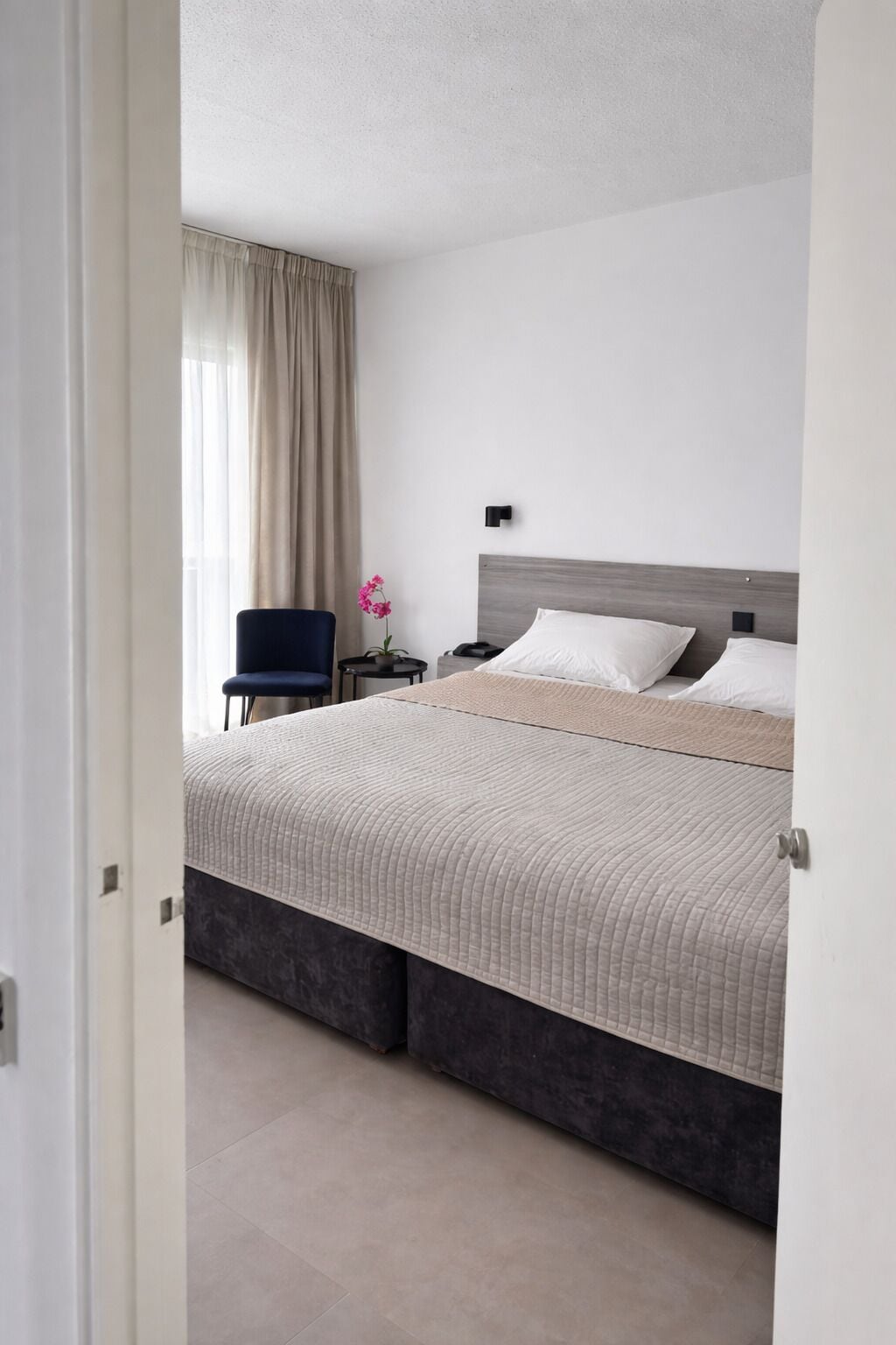 Desk, free cots/infant beds, free WiFi, bed sheets