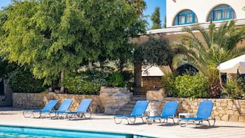 2 udendørs pools, åben fra kl. 09.00 til kl. 18.00, parasoller