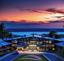 Fachada da propriedade à noite