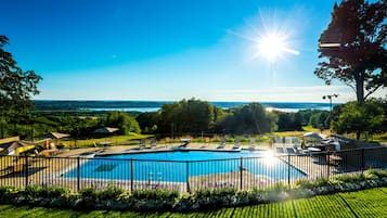 Piscina coperta, piscina stagionale all'aperto