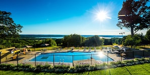 Piscine intérieure, piscine extérieure en saison