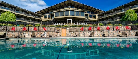 Piscina coperta, piscina stagionale all'aperto