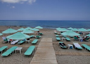 Private beach, sun loungers, beach umbrellas, beach towels - Jo-An Beach Hotel (Rethymno)