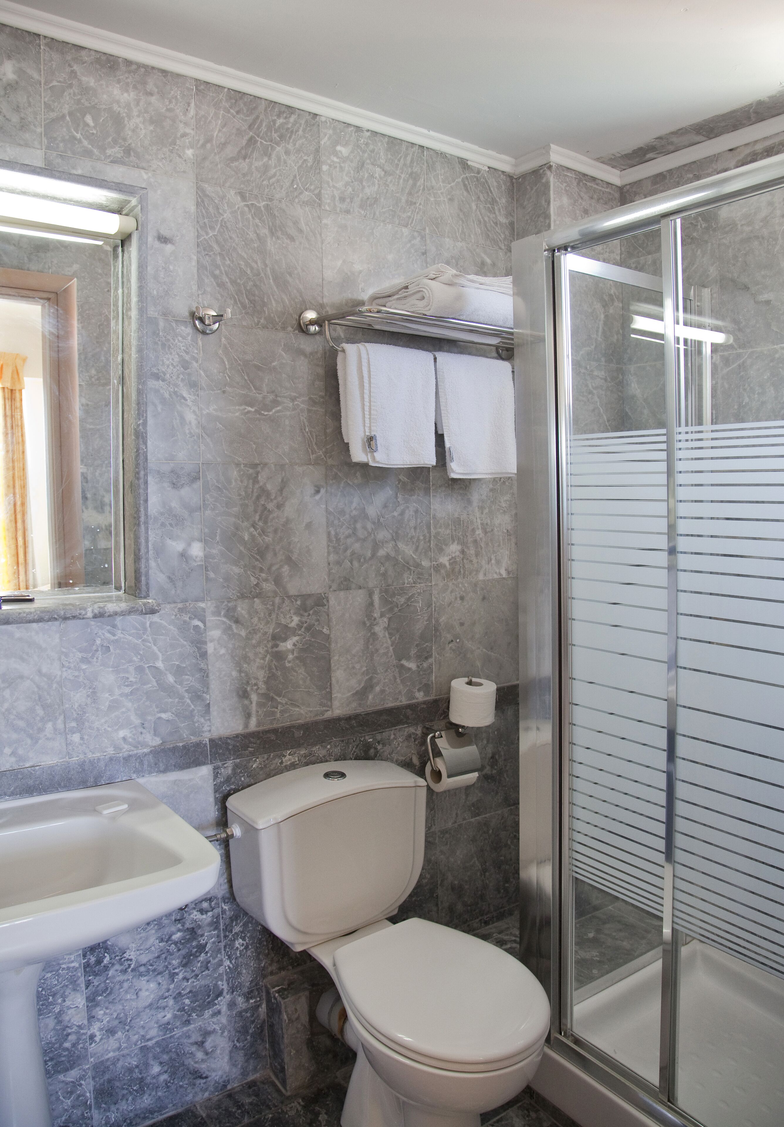 Baño | Tina con regadera, amenidades de baño gratuitas, secadora de cabello 