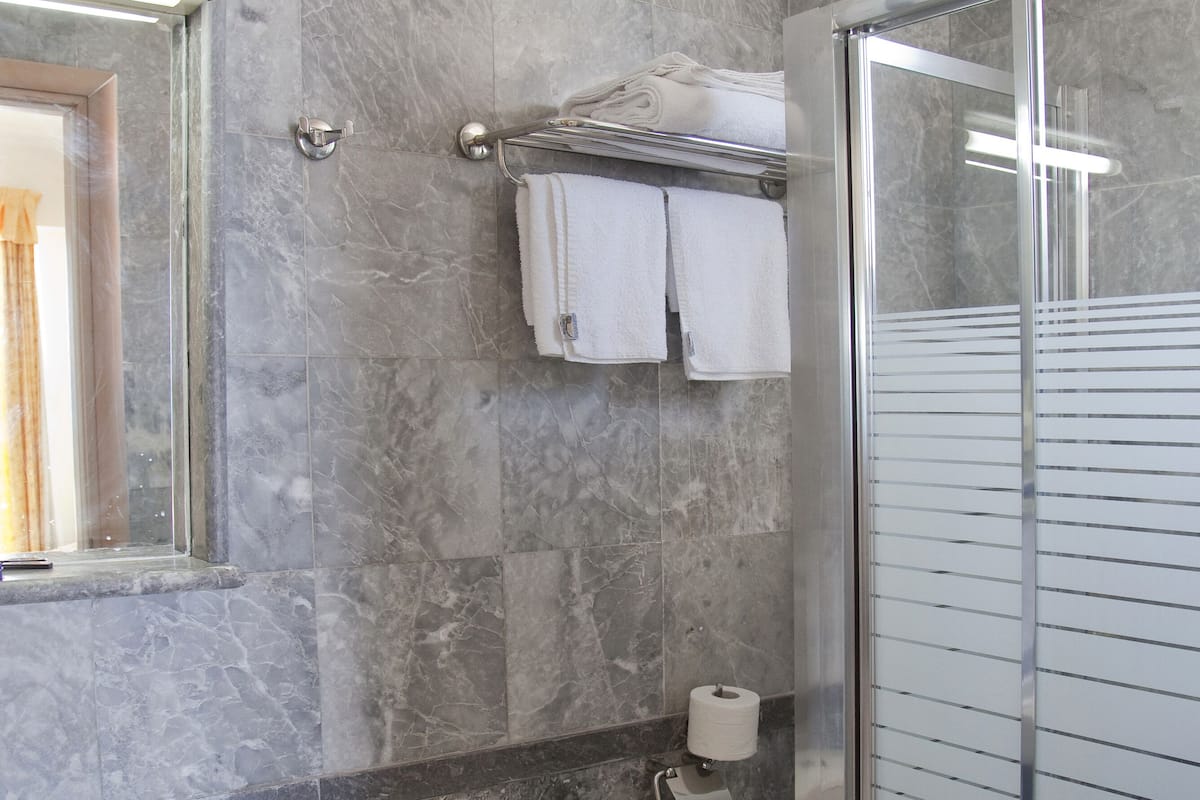 Baño | Tina con regadera, amenidades de baño gratuitas, secadora de cabello