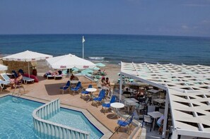 Piscine extérieure (ouverte en saison), parasols de plage
