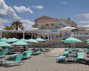 Private beach, sun loungers, beach umbrellas, beach towels - Jo-An Beach Hotel (Rethymno)